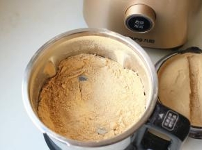 磨好的地瓜粉待用。