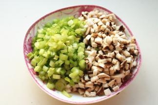 芹菜切末，香菇切末。