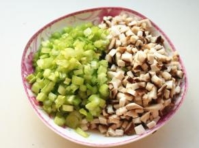 芹菜切末，香菇切末。