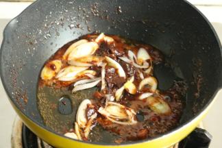 炒锅放入花生油烧热，爆香葱末