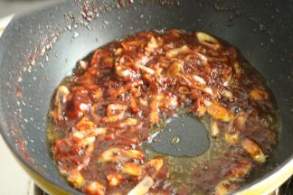 放入豆瓣酱炒出香味。