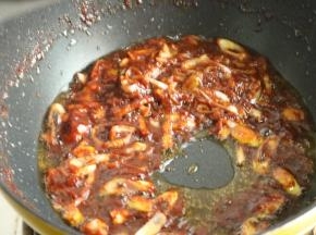 放入豆瓣酱炒出香味。