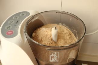 粉类加入面条机里。