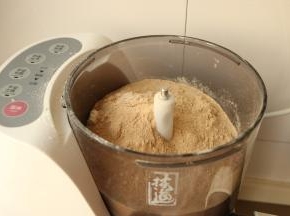 粉类加入面条机里。