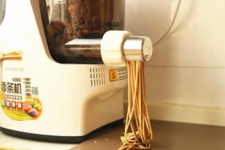 用全自动面条机的筋道面条程序做出地瓜面条。