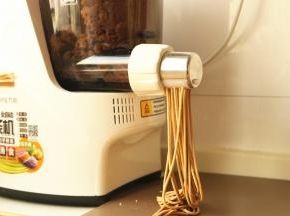 用全自动面条机的筋道面条程序做出地瓜面条。