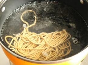汤锅加水烧开，放入地瓜面条，烧开后再煮1分钟。