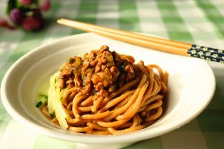 煮好的面条捞出过凉水，沥干水分后放入碗内，加入少许黄瓜丝和香菇肉末酱拌匀，地瓜面完成。