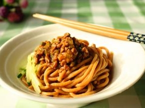 煮好的面条捞出过凉水，沥干水分后放入碗内，加入少许黄瓜丝和香菇肉末酱拌匀，地瓜面完成。