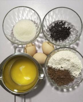 1.准备好所有食材，称好重量，烤箱上下火170度预热着，黄油隔热水融化，工具什么都准备好，因为做蛋糕时不要浪费时间，避免消泡。可以用厨房纸沾融化的黄油涂一下模具，能更好的脱模。