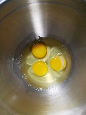 2.三个鸡蛋打到无油无水的打蛋盆中。