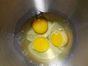 2.三个鸡蛋打到无油无水的打蛋盆中。