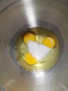 3.鸡蛋中加入全部白糖。