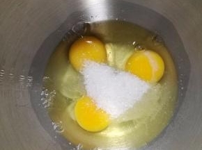 3.鸡蛋中加入全部白糖。