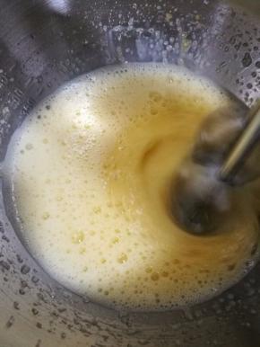 4.用打蛋器将全蛋打发，要有耐心，可以做温水打，以为蛋液40多度时最容易打发。