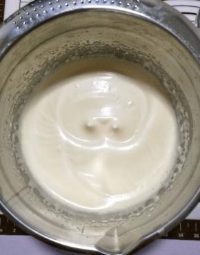 5.全蛋液打发好后是发白的，很细腻浓稠的，体积增大几倍，纹路清晰且不会马上消失。整个打发的过程约需要10-15分钟。