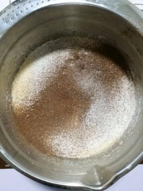 6.一次性加入过筛的低筋面粉，可可粉和泡打粉，用硅胶刀快速轻柔的从底部往上翻拌。