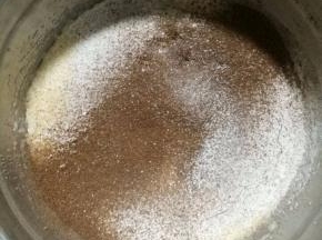 6.一次性加入过筛的低筋面粉，可可粉和泡打粉，用硅胶刀快速轻柔的从底部往上翻拌。