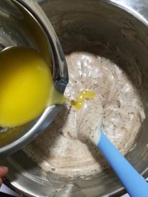 8.往搅拌好的蛋糕糊里倒入融化的黄油。