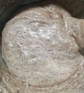 7.使面粉和蛋糊混合，不要划圈搅拌，以免鸡蛋消泡太多。