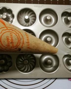 12.裱花袋剪一个口子，口子不能太小，要比巧克力豆大。