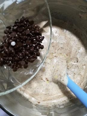 9.加入烘焙巧克力豆。