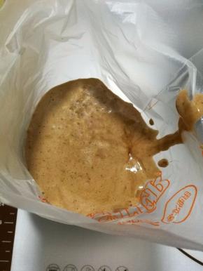 11.混合好的蛋液装入裱花袋中。