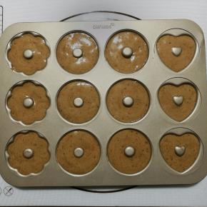 13.面糊均匀的挤入模具中，九分满，轻震模具震出大气泡。