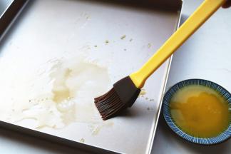 烤盘刷上一层融化的黄油