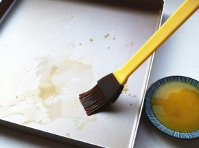 烤盘刷上一层融化的黄油