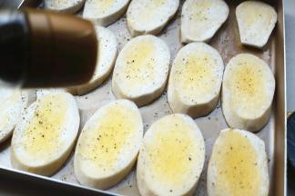 撒上现磨的黑胡椒