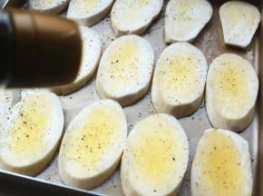 撒上现磨的黑胡椒