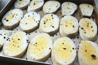 撒上海盐，我这次用的是黑色的海盐，看着像是发霉了一样。