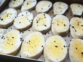 撒上海盐，我这次用的是黑色的海盐，看着像是发霉了一样。