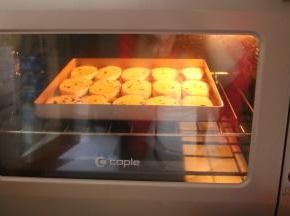 烤箱200度，烤10分钟。