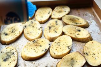 撒上干酪粉，即可。