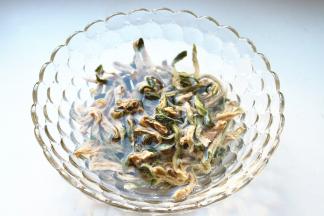 萝卜干用清水浸泡3个小时以上。