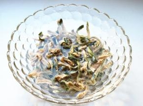 萝卜干用清水浸泡3个小时以上。