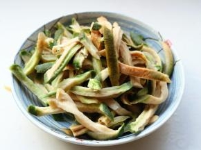 泡软的萝卜干，多清洗几遍洗净灰尘泥沙。