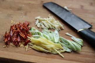 调味香料都处理好，全部切丝。