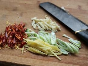 调味香料都处理好，全部切丝。
