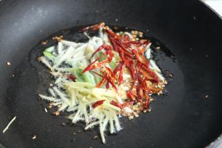 炒锅放油，放入葱丝姜丝蒜丝和辣椒丝炒香。