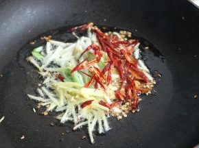 炒锅放油，放入葱丝姜丝蒜丝和辣椒丝炒香。