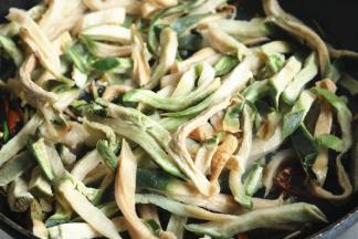 加入洗净的萝卜干。