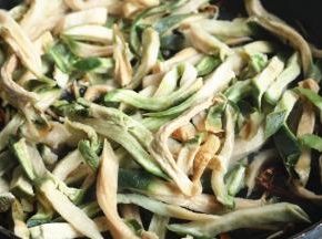 加入洗净的萝卜干。