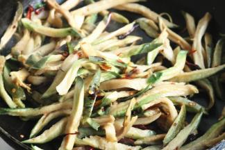 翻炒，加入盐，五香粉，老抽。