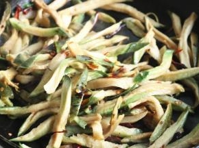 翻炒，加入盐，五香粉，老抽。