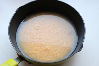 醪糟和适量的水加入锅内。