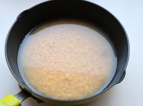 醪糟和适量的水加入锅内。