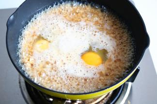 打入两颗鸡蛋，继续煮。